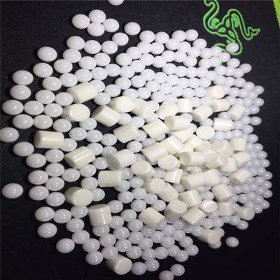 Grânulos cerâmicos de moedura do silicato de zircônio em volta do branco do marfim