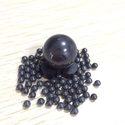 Vista a resistência que faz à máquina a bola cerâmica preta do nitreto de silicone das peças cerâmicas