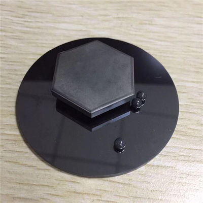 Vista a resistência que faz à máquina a bola cerâmica preta do nitreto de silicone das peças cerâmicas